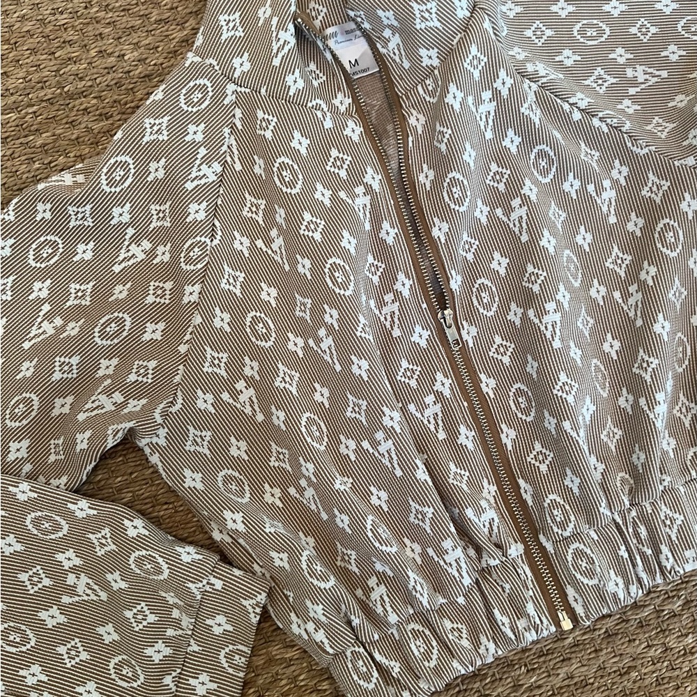 Elegant Brown and White Blazer